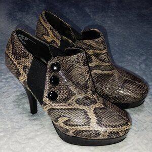 Women's Metaphor Snakeskin Design Heels Size US 7 NWOB